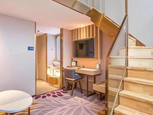 TV a/nebo společenská místnost v ubytování Lavande Hotel Beijing Yizhuang Development Zone JD Headquarter