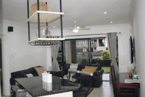 Ruang duduk di Seabreeze Beach Apartment