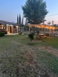 un patio trasero con una mesa de picnic y una tienda de campaña en Cabaña cerca del Santuario Valle de Bravo, en Valle de Bravo 10 fotos más