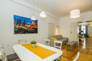 Ruang duduk di Elegant Central Apartment +9 gambar