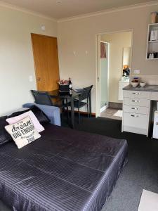 Kuchyň nebo kuchyňský kout v ubytování Modern BNB unit with Wifi and Breakfast