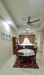 カジャンにあるAI Homestay at Savanna - Southvilleのテーブルとソファのあるリビングルーム