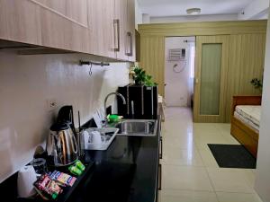 La Vie Riche Holiday Homes - Cozy 1BR Apartment near MOA的厨房或小厨房