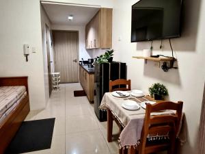 La Vie Riche Holiday Homes - Cozy 1BR Apartment near MOA的电视和/或娱乐中心