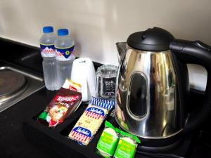 La Vie Riche Holiday Homes - Cozy 1BR Apartment near MOA的咖啡和沏茶工具