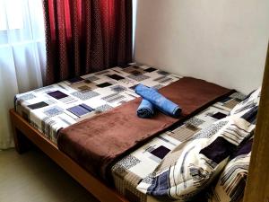 马尼拉La Vie Riche Holiday Homes - Cozy 1BR Apartment near MOA的床上有被子 更多12张照片