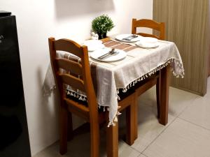 马尼拉La Vie Riche Holiday Homes - Cozy 1BR Apartment near MOA的餐桌和桌布