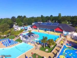 una vista aérea de una piscina en un resort en mobil home, en Pont-Aven