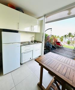 Kuchyň nebo kuchyňský kout v ubytování Studio Cocooning Diamond - Piscine et Terrasse vue mer