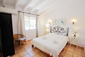A bed or beds in a room at Marcelo - charming, Finca style holiday villa in Moraira Még 35 kép