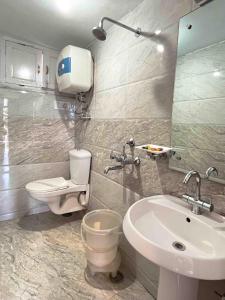 Bilik mandi di Tourist Hotel 10 minutes walking distance from the mall
