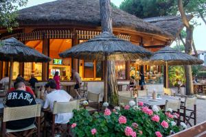 Reštaurácia alebo iné gastronomické zariadenie v ubytovaní Camping Mare e Pineta