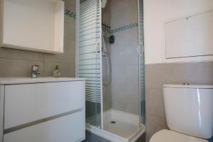 a bathroom with a shower and a toilet and a sink at Studio Cosy entre Disney et Noisy Le Grand in Noisy-le-Grand