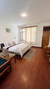Postel nebo postele na pokoji v ubytování Tourist Hotel 10 minutes walking distance from the mall
