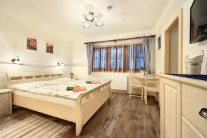 - une chambre avec un lit, un lavabo et une fenêtre dans l'établissement Penzion Tilia, à Český Krumlov