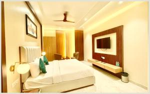 Postel nebo postele na pokoji v ubytování VARANASI HOTEL VEDAN GAM PALACE - fully Air Conditioned hotel at Prime Location - Near Shree Kashi Vishwanath Temple and Ganga Ghat - Luxury & Spacious Room - Top Rated Hotel