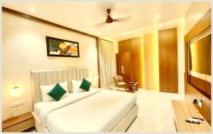 Postel nebo postele na pokoji v ubytování VARANASI HOTEL VEDAN GAM PALACE - fully Air Conditioned hotel at Prime Location - Near Shree Kashi Vishwanath Temple and Ganga Ghat - Luxury & Spacious Room - Top Rated Hotel