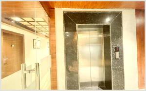 Koupelna v ubytování VARANASI HOTEL VEDAN GAM PALACE - fully Air Conditioned hotel at Prime Location - Near Shree Kashi Vishwanath Temple and Ganga Ghat - Luxury & Spacious Room - Top Rated Hotel