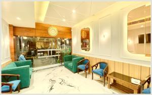 Posezení v ubytování VARANASI HOTEL VEDAN GAM PALACE - fully Air Conditioned hotel at Prime Location - Near Shree Kashi Vishwanath Temple and Ganga Ghat - Luxury & Spacious Room - Top Rated Hotel
