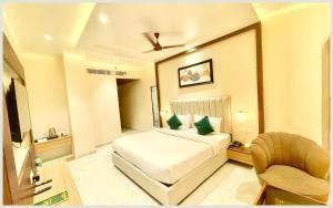 TV a/nebo společenská místnost v ubytování VARANASI HOTEL VEDAN GAM PALACE - fully Air Conditioned hotel at Prime Location - Near Shree Kashi Vishwanath Temple and Ganga Ghat - Luxury & Spacious Room - Top Rated Hotel + 8 fotografií