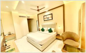 Postel nebo postele na pokoji v ubytování VARANASI HOTEL VEDAN GAM PALACE - fully Air Conditioned hotel at Prime Location - Near Shree Kashi Vishwanath Temple and Ganga Ghat - Luxury & Spacious Room - Top Rated Hotel