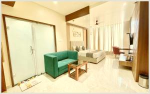 Posezení v ubytování VARANASI HOTEL VEDAN GAM PALACE - fully Air Conditioned hotel at Prime Location - Near Shree Kashi Vishwanath Temple and Ganga Ghat - Luxury & Spacious Room - Top Rated Hotel