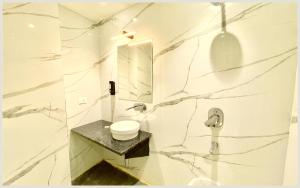 Koupelna v ubytování VARANASI HOTEL VEDAN GAM PALACE - fully Air Conditioned hotel at Prime Location - Near Shree Kashi Vishwanath Temple and Ganga Ghat - Luxury & Spacious Room - Top Rated Hotel