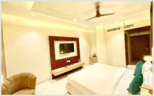 Postel nebo postele na pokoji v ubytování VARANASI HOTEL VEDAN GAM PALACE - fully Air Conditioned hotel at Prime Location - Near Shree Kashi Vishwanath Temple and Ganga Ghat - Luxury & Spacious Room - Top Rated Hotel
