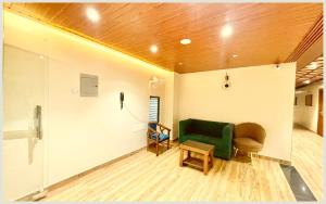 Posezení v ubytování VARANASI HOTEL VEDAN GAM PALACE - fully Air Conditioned hotel at Prime Location - Near Shree Kashi Vishwanath Temple and Ganga Ghat - Luxury & Spacious Room - Top Rated Hotel