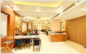 Restaurace v ubytování VARANASI HOTEL VEDAN GAM PALACE - fully Air Conditioned hotel at Prime Location - Near Shree Kashi Vishwanath Temple and Ganga Ghat - Luxury & Spacious Room - Top Rated Hotel