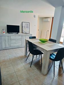 Televízia a/alebo spoločenská miestnosť v ubytovaní Le dimore di Billa