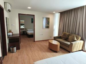 Postel nebo postele na pokoji v ubytování Kinabalu Daya Hotel