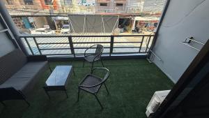 Un balcon sau o terasă la Chalong Paradise Guesthouse +9 fotografii
