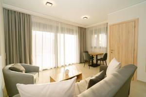 a living room with a couch and a table at Onysis in Margariti