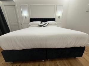 Postel nebo postele na pokoji v ubytování Emy Suites
