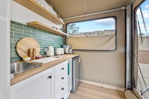 a kitchen in an rv with a sink and a window at Jara II in Berremangra