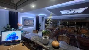 Televízia a/alebo spoločenská miestnosť v ubytovaní Hotel Kostas