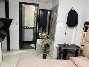 a living room with a bed and a mirror at Vista espectacular in Medellín