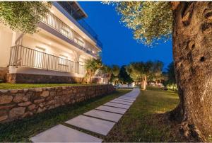 Taman di luar Micabalù Luxury Apartment