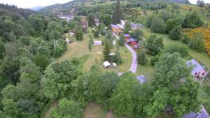 una vista aerea di una casa su una collina con alberi di Mobil-Home 6 à 8 personnes ad Ascou Altre 5 foto