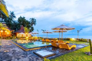 Bazén v ubytování Dani Beach Villa - Beachfront Villas in Penuktukan nebo v jeho okolí