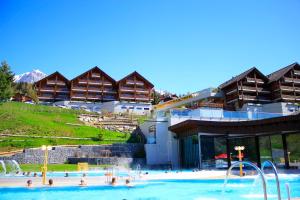 Bazén v ubytování Hôtel Les Bains d'Ovronnaz nebo v jeho okolí