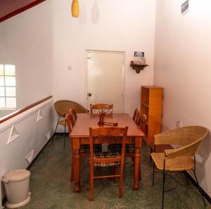 une salle à manger avec une table et des chaises en bois dans l'établissement Trillium Villa, à Nuwara Eliya
