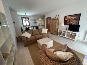 a living room with a couch and a tv at Casa Vita di Mare in Caorle