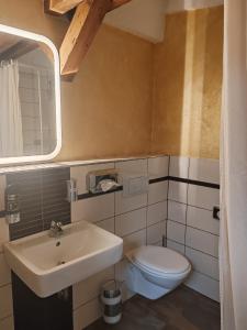 Koupelna v ubytování Perle Hotel