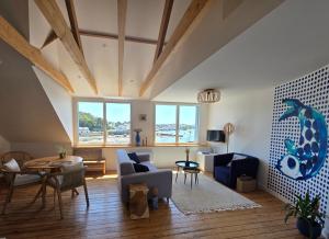 TV a/nebo společenská místnost v ubytování Anatoline Audierne Appart'hôtel - Appartements vue Mer - Sea & Harbor Stay