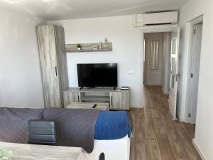 TV a/nebo společenská místnost v ubytování Apartamento en el mar