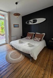 Postel nebo postele na pokoji v ubytování Anatoline Audierne Appart'hôtel - Appartements vue Mer - Sea & Harbor Stay