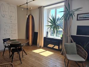 Posezení v ubytování Anatoline Audierne Appart'hôtel - Appartements vue Mer - Sea & Harbor Stay