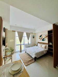 a large bedroom with a bed and a table at Raph Staycation near Mactan Newtown in Lapu Lapu City +25 photos
